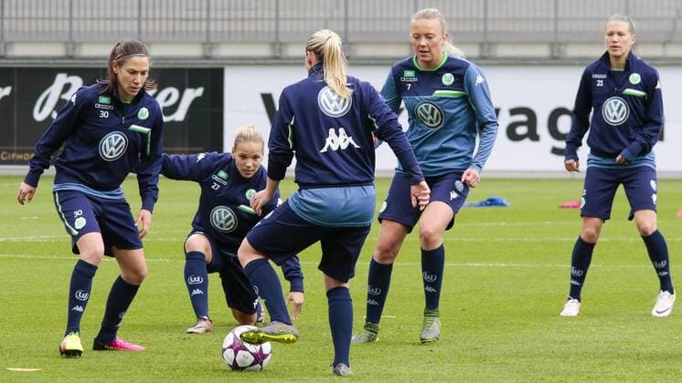 Fußball, UWCL, Abschlusstraining VfL Wolfsburg; v.l. Elise Bussaglia (Wolfsburg, 30), Isabel Kerschowski (Wolfsburg, 27), Stephanie Bunte (Wolfsburg, 20), Synne Jensen (Wolfsburg, 7), Lara Dickenmann (Wolfsburg, 21), xtgx