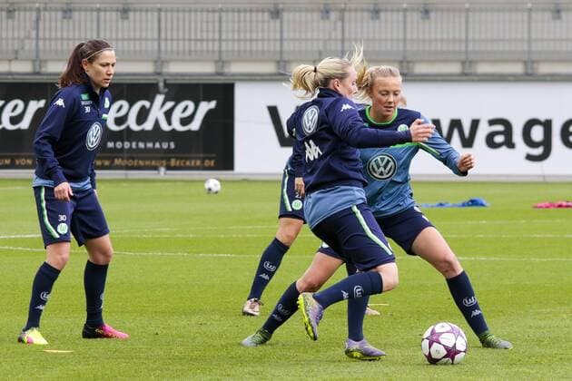Fußball, UWCL, Abschlusstraining VfL Wolfsburg; Stephanie Bunte (Wolfsburg, 20) und Synne Jensen (Wolfsburg, 7) Zweikampf, Duell, duell, tackle, Tackling, Aktion, action. xtgx