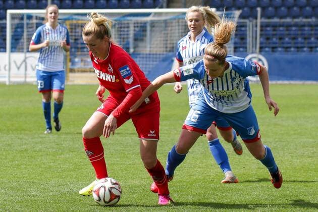 v.li.: Rachel Rinast (Köln, 31), Sophie Howard (Hoffenheim, 26), Zweikampf, Duell, duel, tackle, Dynamik, Action, Aktion, Fussball, Allianz Frauen-Bundesliga, TSG 1899 Hoffenheim - 1. FC Köln, xozx