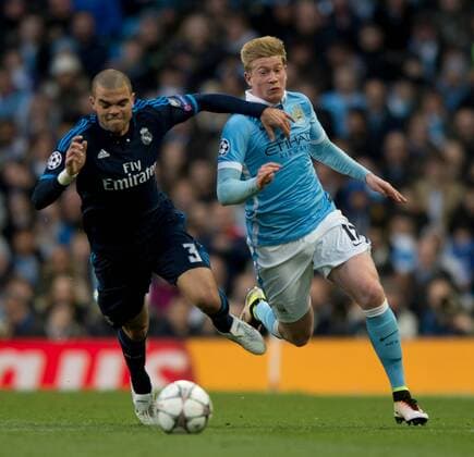 Manchester 26.04.2016, Etihad Stadium, Manchester, ENG, UEFA CL, Manchester City vs Real Madrid, Halbfinale, Hinspiel, im Bild Kevin De Bruyne of Manchester City (right) looks to pull away from Pepe of Real Madrid Kevin De Bruyne of Manchester City (right) looks to pull away from Pepe of Real Madrid during the UEFA Champions League semi Final, 1st Leg match between Manchester City and Real Madrid at the Etihad Stadium in Manchester, Great Britain on 2016 04 26. EX_FOCUS_FIL