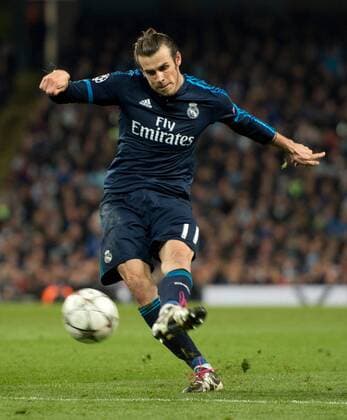 Manchester 26.04.2016, Etihad Stadium, Manchester, ENG, UEFA CL, Manchester City vs Real Madrid, Halbfinale, Hinspiel, im Bild Gareth Bale of Real Madrid hits a free-kick Gareth Bale of Real Madrid hits a free-kick during the UEFA Champions League semi Final, 1st Leg match between Manchester City and Real Madrid at the Etihad Stadium in Manchester, Great Britain on 2016 04 26. EX_FOCUS_FIL