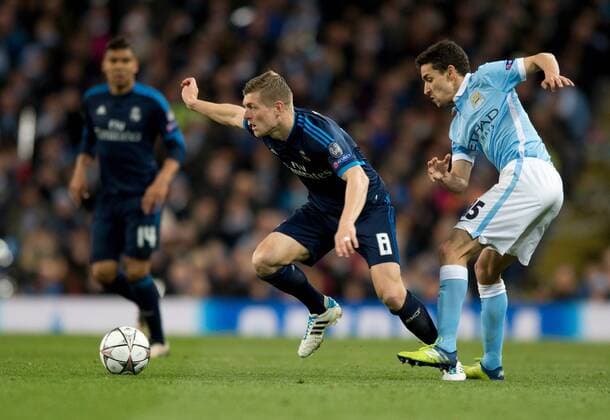 Manchester 26.04.2016, Etihad Stadium, Manchester, ENG, UEFA CL, Manchester City vs Real Madrid, Halbfinale, Hinspiel, im Bild Toni Kroos of Real Madrid (centre) turns away from Jesus Navas of Manchester City Toni Kroos of Real Madrid (centre) turns away from Jesus Navas of Manchester City during the UEFA Champions League semi Final, 1st Leg match between Manchester City and Real Madrid at the Etihad Stadium in Manchester, Great Britain on 2016 04 26. EX_FOCUS_FIL