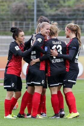 v.li.: Lina Maria Magull (Freiburg, 16), Torschützin Lena Petermann (Freiburg, 22), Cinzia Zehnder (Freiburg, 14, verdeckt), Sandra Starke (Freiburg, 13) und Clara Schöne (Clara Schoene, Freiburg, 27) jubeln über das 1:0, Jubel, Torjubel, Torerfolg, celebrate the goal, goal, celebration, Jubel ueber das Tor, optimistisch, Action, Aktion, Fussball, Allianz Frauen-Bundesliga, SC Freiburg - FF USV Jena, xozx