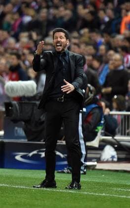 Fußball, Champions League, Diego Simeone verliert sein Mobiltelefon, Atletico Madrid - Bayern München Madrid 27.04.2016, xjhx, Fussball Champions League, Atletico Madrid - FC Bayern München, emspor, v.l. Trainer Diego Simeone (Atletico Madrid) gibt Anweisungen, gestikuliert, mit den Armen gestikulieren gives instructions, gesticulate. verliert handy