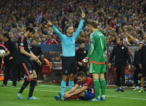 Madrid 27.04.2016, xjhx, Fussball Champions League, Atletico Madrid - FC Bayern München, emspor, v.l. Javi Martinez (FC Bayern Muenchen), Koke (Atletico Madrid), Mark Clattenburg (England), Manuel Neuer (FC Bayern Muenchen) Gelbe Karte fuer, receive a yellow card,
