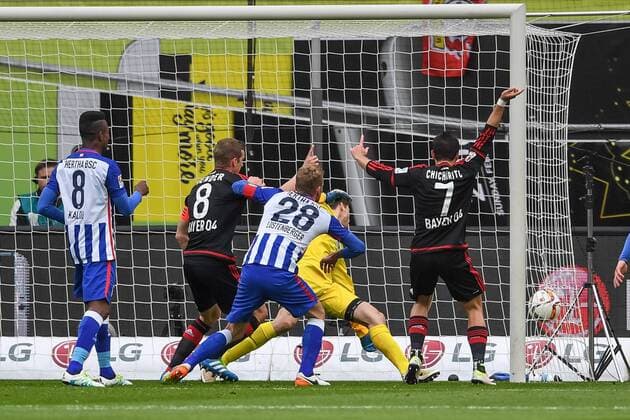 Leverkusen Lars Bender (Bayer 04 Leverkusen 8) mit dem Tor zum 2:0 gegen Torwart Rune Jarstein (Hertha BSC 22) mit Javier Chicharito Hernandez (Bayer 04 Leverkusen 7), Salomon Kalou (Hertha BSC 8) und Kapitaen Fabian Lustenberger (Hertha BSC 28)beim Bundesliga Spiel zwischen Bayer 04 Leverkusen und Hertha BSC am 30.04.2016, Copyright: Schuelerx xEibnerx-xPressefoto EP_JSE