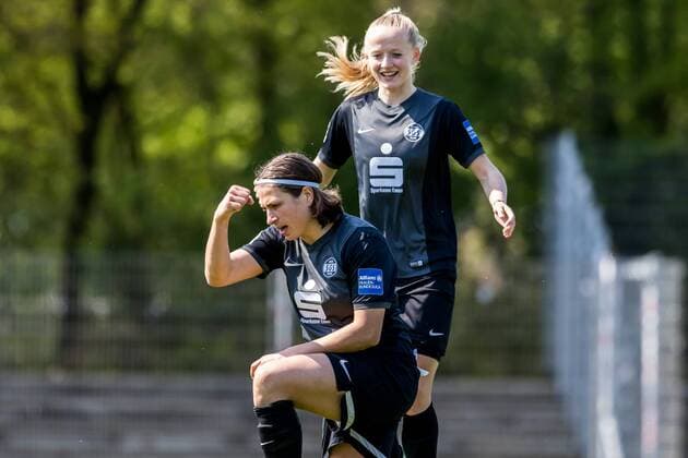 v.li.: Charline Hartmann (SGS Essen, 13) und Lea Schüller (Schuller, Schueller, SGS Essen, 24) beim Torjubel, Goal celebration, celebrate the goal, goal celebration, nach dem 2:0 für die SGS Essen, Fussball, Allianz Frauen-Bundesliga, SV Werder Bremen - SGS Essen, xdgx