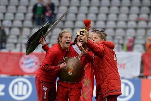 v.li.: , Fussball, Allianz Frauen-Bundesliga, FC Bayern Münchv.li.: Carina Wenninger (FC Bayern München, FCB, 19) Raffaella Manieri (FC Bayern München, FCB, 21) im Römergewand, Viktoria Schnaderbeck (FC Bayern München, FCB, 25) Laura Feiersinger (FC Bayern München, FCB, 27) machen ein Selfie, feiern dend Gewinn der Deutschen Meisterschaft, Freude, freundlich, fröhlich, strahlend, optimistisch, Fussball, Allianz Frauen-Bundesliga, FC Bayern München - Bayer 04 Leverkusen, xslx