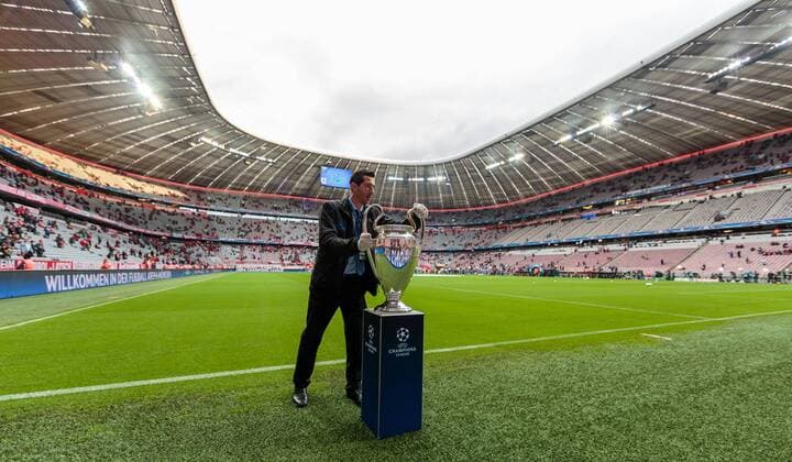 03.05.2016, Allianz Arena, Muenchen, GER, UEFA CL, FC Bayern Muenchen vs Atletico Madrid, Halbfinale, Rueckspiel, im Bild ein Steward mit dem Siegespokal der UEFA Champions League a steward with the winner s cup of UEFA Champions League during the UEFA Champions League semi Final, 2nd Leg match between FC Bayern Munich and Atletico Madrid at the Allianz Arena in Muenchen, Germany on 2016 05 03. Muenchen EP_fei