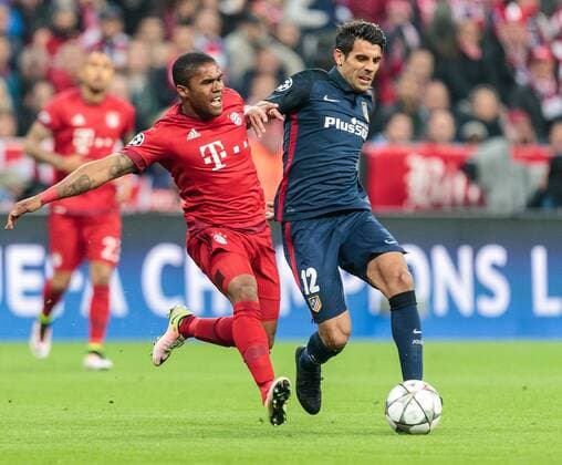 03.05.2016, Allianz Arena, Muenchen, GER, UEFA CL, FC Bayern Muenchen vs Atletico Madrid, Halbfinale, Rueckspiel, im Bild Douglas Costa (FC Bayern Muenchen), Augusto Fernandez (Atletico Madrid) Douglas Costa (FC Bayern Muenchen), Augusto Fernandez (Atletico Madrid) during the UEFA Champions League semi Final, 2nd Leg match between FC Bayern Munich and Atletico Madrid at the Allianz Arena in Muenchen, Germany on 2016 05 03. Muenchen EP_fei