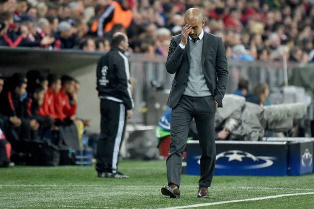 03.05.2016, xjhx, Fussball Champions League, FC Bayern Muenchen - Atletico Madrid, emspor, v.l. Josep Pep Guardiola (Trainer FC Bayern Muenchen) enttaeuscht, enttaeuscht schauend, dissapointed gibt Anweisungen, gestikuliert, mit den Armen gestikulieren gives instructions, gesticulate, gesticolando. Muenchen