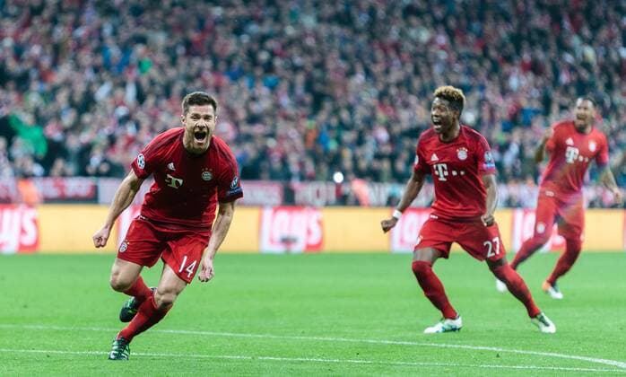 03.05.2016, Allianz Arena, Muenchen, GER, UEFA CL, FC Bayern Muenchen vs Atletico Madrid, Halbfinale, Rueckspiel, im Bild Torjubel Bayern Muenchen nach dem 1:0 durch Xabi Alonso (FC Bayern Muenchen), David Alaba (FC Bayern Muenchen) Goal Celebration after the Opening Goal from Xabi Alonso (FC Bayern Muenchen) David Alaba (FC Bayern Muenchen) during the UEFA Champions League semi Final, 2nd Leg match between FC Bayern Munich and Atletico Madrid at the Allianz Arena in Muenchen, Germany on 2016 05 03. Muenchen EP_fei