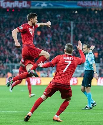 03.05.2016, Allianz Arena, Muenchen, GER, UEFA CL, FC Bayern Muenchen vs Atletico Madrid, Halbfinale, Rueckspiel, im Bild Torjubel Bayern Muenchen nach dem 1:0 durch Xabi Alonso (FC Bayern Muenchen), Franck Ribery (FC Bayern Muenchen) Goal Celebration after the Opening Goal from Xabi Alonso (FC Bayern Muenchen) Franck Ribery (FC Bayern Muenchen) during the UEFA Champions League semi Final, 2nd Leg match between FC Bayern Munich and Atletico Madrid at the Allianz Arena in Muenchen, Germany on 2016 05 03. Muenchen EP_fei