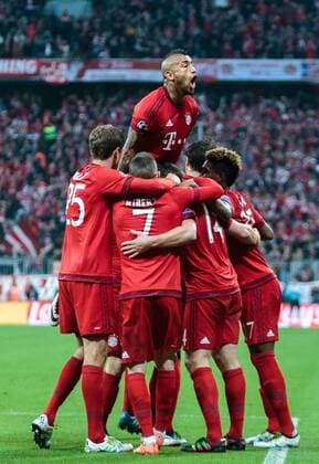 03.05.2016, Allianz Arena, Muenchen, GER, UEFA CL, FC Bayern Muenchen vs Atletico Madrid, Halbfinale, Rueckspiel, im Bild Torjubel Bayern Muenchen nach dem 1:0 durch Xabi Alonso (FC Bayern Muenchen), Thomas Mueller (FC Bayern Muenchen), Franck Ribery (FC Bayern Muenchen), David Alaba (FC Bayern Muenchen), Arturo Vidal (FC Bayern Muenchen) Goal Celebration after the Opening Goal from Xabi Alonso (FC Bayern Muenchen) Thomas Mueller (FC Bayern Muenchen) Franck Ribery (FC Bayern Muenchen) David Alaba (FC Bayern Muenchen) Arturo Vidal (FC Bayern Muenchen) during the UEFA Champions League semi Final, 2nd Leg match between FC Bayern Munich and Atletico Madrid at the Allianz Arena in Muenchen, Germany on 2016 05 03. Muenchen EP_fei