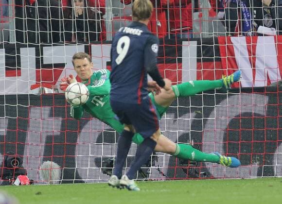 Manuel NEUER, FCB 1 wehrt den Ball ab, Elfmeterschiessen, 11m, Strafstoss, Strafe, Elfmeter, Strafstoß ,Aktion, Einzelbild, Torschuss fängt, fangen, festhalten, Aktion, Einzelbild, Freisteller, Reaktion, Faustabwehr, Fausten FC BAYERN MUENCHEN - ATLETICO MADRID Semifinal, Football UEFA Champions League, Muenchen, 03.05.2016 CL Saison 2015 2016