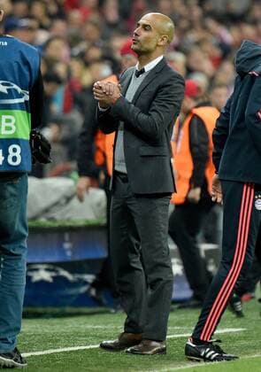 03.05.2016, xjhx, Fussball Champions League, FC Bayern Muenchen - Atletico Madrid, emspor, v.l. Josep Pep Guardiola (Trainer FC Bayern Muenchen) enttaeuscht, enttaeuscht schauend, dissapointed gibt Anweisungen, gestikuliert, mit den Armen gestikulieren gives instructions, gesticulate, gesticolando. Muenchen