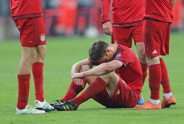 Xabi ALONSO, FCB 14 Emotionen, enttaeuscht, Enttaeuschung, Frust, frustriert, Trauer ,traurig, verzweifelt, Verzweiflung FC BAYERN MUENCHEN - ATLETICO MADRID Semifinal, Football UEFA Champions League, Muenchen, 03.05.2016 CL Saison 2015 2016
