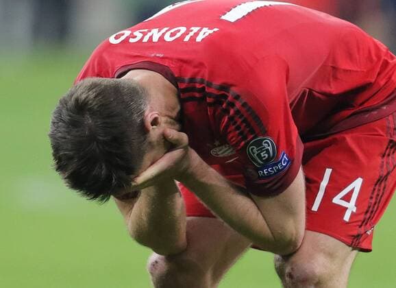 Xabi ALONSO, FCB 14 Emotionen, enttaeuscht, Enttaeuschung, Frust, frustriert, Trauer ,traurig, verzweifelt, Verzweiflung FC BAYERN MUENCHEN - ATLETICO MADRID Semifinal, Football UEFA Champions League, Muenchen, 03.05.2016 CL Saison 2015 2016