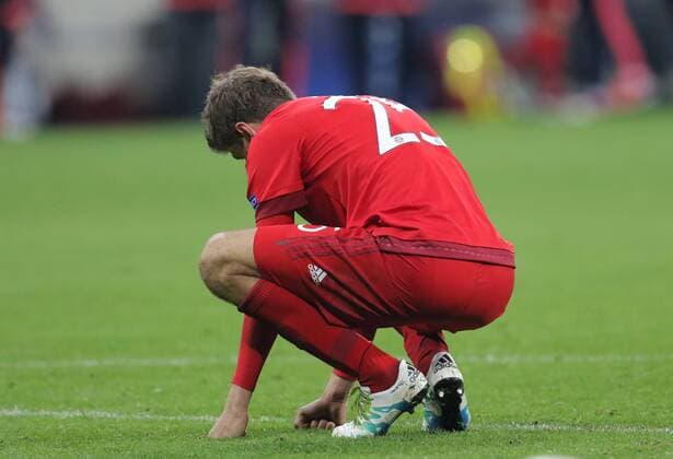 Thomas MUELLER, MÜLLER, FCB 25 Emotionen, enttaeuscht, Enttaeuschung, Frust, frustriert, Trauer ,traurig, verzweifelt, Verzweiflung FC BAYERN MUENCHEN - ATLETICO MADRID Semifinal, Football UEFA Champions League, Muenchen, 03.05.2016 CL Saison 2015 2016