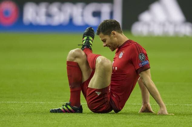 Xabi ALONSO, FCB 14 Emotionen, enttaeuscht, Enttaeuschung, Frust, frustriert, verzweifelt, Verzweiflung, Trauer, traurig, am Boden liegendGymnastik, Stretching, aufwaermen,warm-up,Vorbereitung aufs Spiel,warmmachen FC BAYERN MUENCHEN - ATLETICO MADRID 2-1 Semifinal, Football UEFA Champions League, Muenchen, 03.05.2016 CL Saison 2015 2016