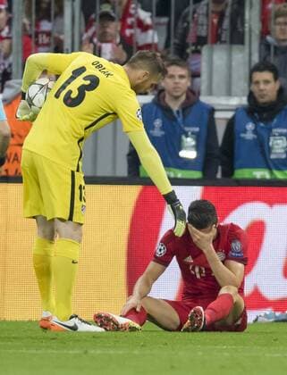 Robert LEWANDOWSKI, FCB 9 Emotionen, enttaeuscht, Enttaeuschung, Frust, frustriert, Trauer ,traurig, verzweifelt, Verzweiflung Jan OBLAK, Atletico 13 hilft FC BAYERN MUENCHEN - ATLETICO MADRID 2-1 Semifinal, Football UEFA Champions League, Muenchen, 03.05.2016 CL Saison 2015 2016