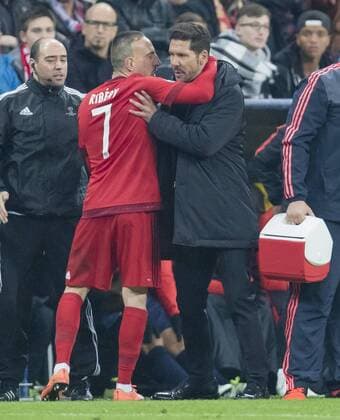 Fußball, Champions League, Bayern München - Atletico Madrid, Rangelei am Spielfeldrand Franck RIBERY, FCB 7 Diego SIMEONE, Atletico Trainer Aggression, aggressiv, Verhalten, Emotion, unsportlich, Streit, streiten Trainer Cheftrainer Pep GUARDIOLA (FCB) FC BAYERN MUENCHEN - ATLETICO MADRID 2-1 Semifinal, Football UEFA Champions League, Muenchen, 03.05.2016 CL Saison 2015 2016