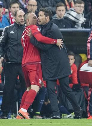Fußball, Champions League, Bayern München - Atletico Madrid, Rangelei am Spielfeldrand Franck RIBERY, FCB 7 Diego SIMEONE, Atletico Trainer Aggression, aggressiv, Verhalten, Emotion, unsportlich, Streit, streiten Trainer Cheftrainer Pep GUARDIOLA (FCB) FC BAYERN MUENCHEN - ATLETICO MADRID 2-1 Semifinal, Football UEFA Champions League, Muenchen, 03.05.2016 CL Saison 2015 2016