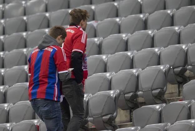 FCB Fans Emotionen, enttaeuscht, Enttaeuschung, Frust, frustriert, Trauer ,traurig, verzweifelt, Verzweiflung, Fussballfans, supporters, spectators, Zuschauer, Jacke, Kutte, Weste, Fankurve FC BAYERN MUENCHEN - ATLETICO MADRID 2-1 Semifinal, Football UEFA Champions League, Muenchen, 03.05.2016 CL Saison 2015 2016