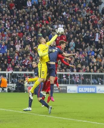 Jan OBLAK, Atletico 13 wehrt den Ball ab, fängt, fangen, festhalten, Aktion, Einzelbild, Freisteller, Reaktion, Faustabwehr, Fausten Thomas MUELLER, MÜLLER, FCB 25 FC BAYERN MUENCHEN - ATLETICO MADRID 2-1 Semifinal, Football UEFA Champions League, Muenchen, 03.05.2016 CL Saison 2015 2016