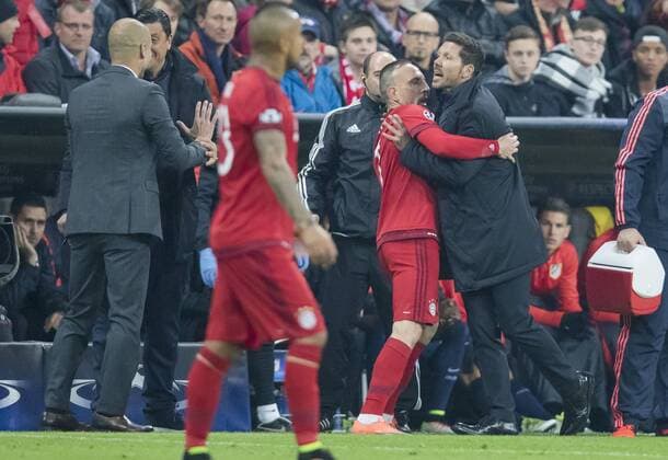 Fußball, Champions League, Bayern München - Atletico Madrid, Rangelei am Spielfeldrand Franck RIBERY, FCB 7 Diego SIMEONE, Atletico Trainer Aggression, aggressiv, Verhalten, Emotion, unsportlich, Streit, streiten Trainer Cheftrainer Pep GUARDIOLA (FCB) FC BAYERN MUENCHEN - ATLETICO MADRID 2-1 Semifinal, Football UEFA Champions League, Muenchen, 03.05.2016 CL Saison 2015 2016