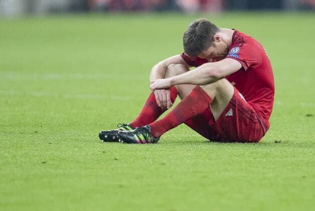 Xabi ALONSO, FCB 14 Emotionen, enttaeuscht, Enttaeuschung, Frust, frustriert, verzweifelt, Verzweiflung, Trauer, traurig, am Boden liegend FC BAYERN MUENCHEN - ATLETICO MADRID 2-1 Semifinal, Football UEFA Champions League, Muenchen, 03.05.2016 CL Saison 2015 2016