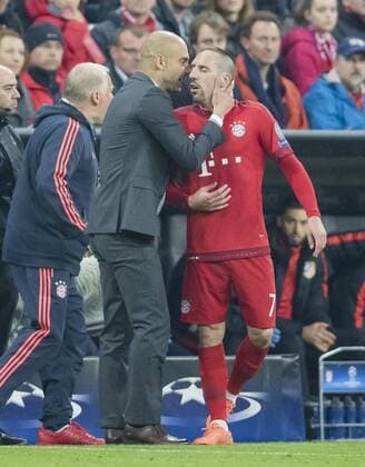 Fußball, Champions League, Bayern München - Atletico Madrid, Rangelei am Spielfeldrand Franck RIBERY, FCB 7 Trainer Cheftrainer Pep GUARDIOLA (FCB) reden, diskutieren, streiten, unterhalten, Aktion FC BAYERN MUENCHEN - ATLETICO MADRID 2-1 Semifinal, Football UEFA Champions League, Muenchen, 03.05.2016 CL Saison 2015 2016