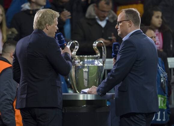Oliver KAHN, Co Moderator Oliver Welke Moderator, Sportmoderator, VIP, Promi, Show, Entertainment, Fernsehmoderator Interview, interviewen, FC BAYERN MUENCHEN - ATLETICO MADRID 2-1 Semifinal, Football UEFA Champions League, Muenchen, 03.05.2016 CL Saison 2015 2016