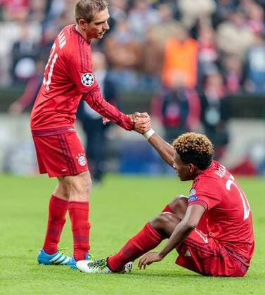03.05.2016, Allianz Arena, Muenchen, GER, UEFA CL, FC Bayern Muenchen vs Atletico Madrid, Halbfinale, Rueckspiel, im Bild enttaeuscht Philipp Lahm (FC Bayern Muenchen), David Alaba (FC Bayern Muenchen) dejected Philipp Lahm (FC Bayern Muenchen) David Alaba (FC Bayern Muenchen) during the UEFA Champions League semi Final, 2nd Leg match between FC Bayern Munich and Atletico Madrid at the Allianz Arena in Muenchen, Germany on 2016 05 03. Muenchen EP_fei