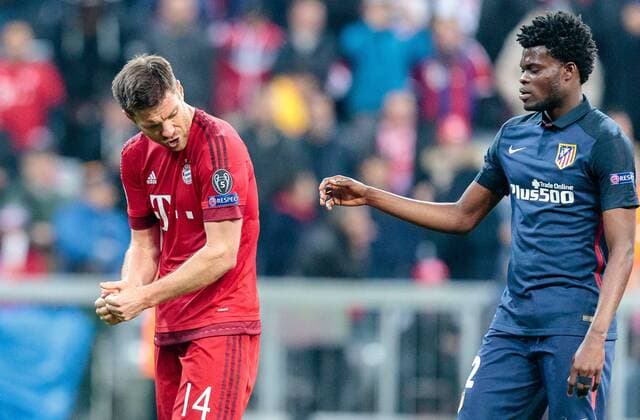 03.05.2016, Allianz Arena, Muenchen, GER, UEFA CL, FC Bayern Muenchen vs Atletico Madrid, Halbfinale, Rueckspiel, im Bild enttaeuscht Xabi Alonso (FC Bayern Muenchen), Thomas Partey (Atletico Madrid) dejected Xabi Alonso (FC Bayern Muenchen) Thomas Partey (Atletico Madrid) during the UEFA Champions League semi Final, 2nd Leg match between FC Bayern Munich and Atletico Madrid at the Allianz Arena in Muenchen, Germany on 2016 05 03. Muenchen EP_fei