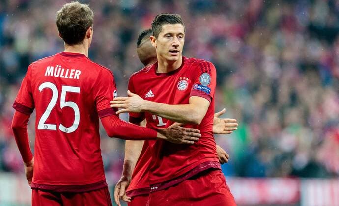 03.05.2016, Allianz Arena, Muenchen, GER, UEFA CL, FC Bayern Muenchen vs Atletico Madrid, Halbfinale, Rueckspiel, im Bild Thomas Mueller (FC Bayern Muenchen), Robert Lewandowski (FC Bayern Muenchen) Thomas Mueller (FC Bayern Muenchen) Robert Lewandowski (FC Bayern Muenchen) during the UEFA Champions League semi Final, 2nd Leg match between FC Bayern Munich and Atletico Madrid at the Allianz Arena in Muenchen, Germany on 2016 05 03. Muenchen EP_fei