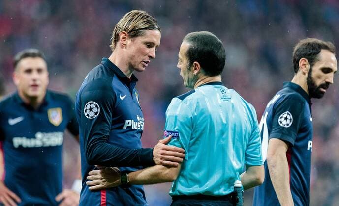 03.05.2016, Allianz Arena, Muenchen, GER, UEFA CL, FC Bayern Muenchen vs Atletico Madrid, Halbfinale, Rueckspiel, im Bild Fernando Torres (Atletico Madrid), Schiedsrichter Cueneyt Cakir (TUR) Fernando Torres (Atletico Madrid) Referee Cueneyt Cakir (TUR) during the UEFA Champions League semi Final, 2nd Leg match between FC Bayern Munich and Atletico Madrid at the Allianz Arena in Muenchen, Germany on 2016 05 03. Muenchen EP_fei