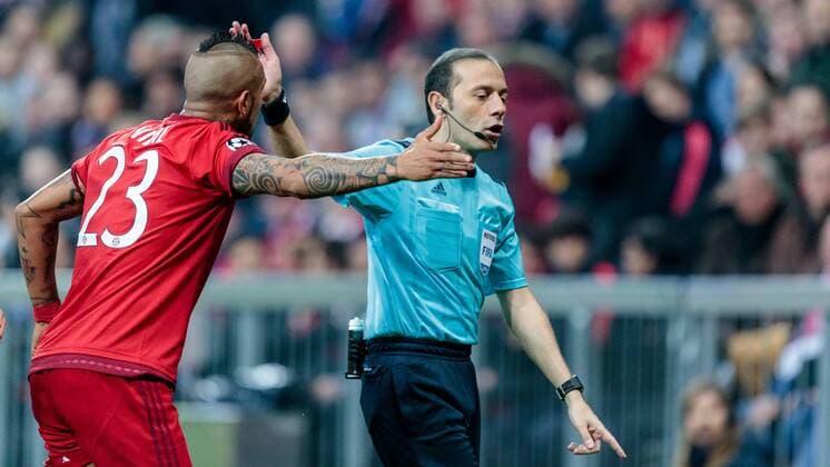 03.05.2016, Allianz Arena, Muenchen, GER, UEFA CL, FC Bayern Muenchen vs Atletico Madrid, Halbfinale, Rueckspiel, im Bild Arturo Vidal (FC Bayern Muenchen), Schiedsrichter Cueneyt Cakir (TUR) Arturo Vidal (FC Bayern Muenchen) Referee Cueneyt Cakir (TUR) during the UEFA Champions League semi Final, 2nd Leg match between FC Bayern Munich and Atletico Madrid at the Allianz Arena in Muenchen, Germany on 2016 05 03. Muenchen EP_fei