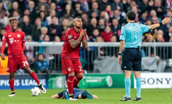 03.05.2016, Allianz Arena, Muenchen, GER, UEFA CL, FC Bayern Muenchen vs Atletico Madrid, Halbfinale, Rueckspiel, im Bild Arturo Vidal (FC Bayern Muenchen), Schiedsrichter Cueneyt Cakir (TUR) Arturo Vidal (FC Bayern Muenchen) Referee Cueneyt Cakir (TUR) during the UEFA Champions League semi Final, 2nd Leg match between FC Bayern Munich and Atletico Madrid at the Allianz Arena in Muenchen, Germany on 2016 05 03. Muenchen EP_fei