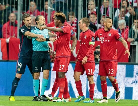 03.05.2016, Allianz Arena, Muenchen, GER, UEFA CL, FC Bayern Muenchen vs Atletico Madrid, Halbfinale, Rueckspiel, im Bild Gabi (Atletico Madrid), Schiedsrichter Cueneyt Cakir (TUR), David Alaba (FC Bayern Muenchen), Philipp Lahm (FC Bayern Muenchen), Arturo Vidal (FC Bayern Muenchen) Gabi (Atletico Madrid) Referee Cueneyt Cakir (TUR) David Alaba (FC Bayern Muenchen) Philipp Lahm (FC Bayern Muenchen) Arturo Vidal (FC Bayern Muenchen) during the UEFA Champions League semi Final, 2nd Leg match between FC Bayern Munich and Atletico Madrid at the Allianz Arena in Muenchen, Germany on 2016 05 03. Muenchen EP_fei