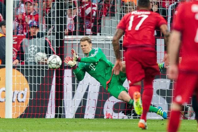 03.05.2016, Allianz Arena, Muenchen, GER, UEFA CL, FC Bayern Muenchen vs Atletico Madrid, Halbfinale, Rueckspiel, im Bild Manuel Neuer (FC Bayern Muenchen) halet den Elfmeter von Fernando Torres (Atletico Madrid) Manuel Neuer (FC Bayern Muenchen) save the penalty shot from Fernando Torres (Atletico Madrid) during the UEFA Champions League semi Final, 2nd Leg match between FC Bayern Munich and Atletico Madrid at the Allianz Arena in Muenchen, Germany on 2016 05 03. Muenchen EP_fei