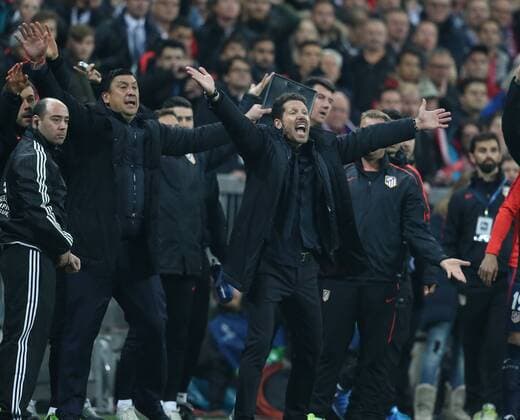 München, Fussball, Herren, UEFA Champions League, Saison 2015 2016, Halbfinale, FC Bayern München - Atletico Madrid, 03.05.2016, Allianzarena München, Diego Simoene, Trainer, Atletico Madrid, jubel