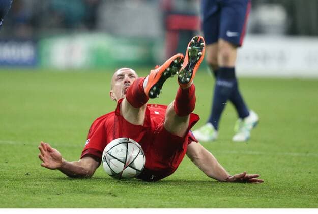 München, Fussball, Herren, UEFA Champions League, Saison 2015 2016, Halbfinale, FC Bayern München - Atletico Madrid, 03.05.2016, Allianzarena München, Franck Ribery, FC Bayern München, am Boden
