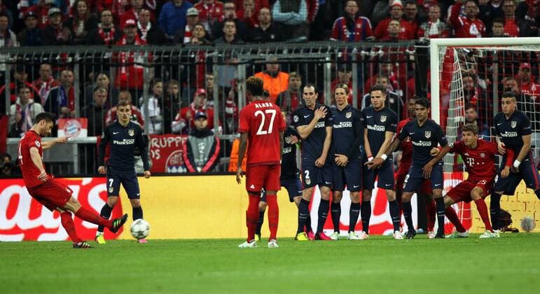 Fussball, Champions League, 2015 2016, Herren, Halbfinale, Rückspiel, 03.05.2016, FC Bayern München - Atletico Madrid v.l. Aktion, Tor zum 1-0, Torschuetze Xabi Alonso, FC Bayern München, re. David Alaba, FC Bayern München, und Thomas Müller, FC Bayern München,