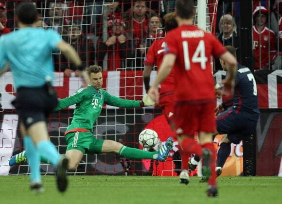 Fussball, Champions League, 2015 2016, Herren, Halbfinale, Rückspiel, 03.05.2016, FC Bayern München - Atletico Madrid v.l. Aktion, Tor zum 1-1, Manuel Neuer, FC Bayern München, Torschuetze Antoine Griezmann, Atletico Madrid,