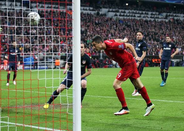 Fussball, Champions League, 2015 2016, Herren, Halbfinale, Rückspiel, 03.05.2016, FC Bayern München - Atletico Madrid v.l. Aktion, Tor zum 2-1, Diego Godin, Atletico Madrid, Torschuetze Robert Lewandowski, FC Bayern München,