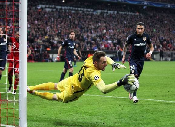 Fussball, Champions League, 2015 2016, Herren, Halbfinale, Rückspiel, 03.05.2016, FC Bayern München - Atletico Madrid 2-1, v.l. Freisteller, Einzelbild, Aktion, Ganzkörper, Ganzfigur, Einzelaktion, Jan Oblak, Atletico Madrid, re. Jose Maria Gimenez, Atletico Madrid,