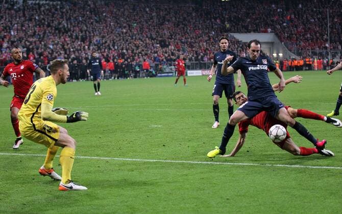 Fussball, Champions League, 2015 2016, Herren, Halbfinale, Rückspiel, 03.05.2016, FC Bayern München - Atletico Madrid 2-1, v.l. Aktion, Zweikampf, Spielszene, action, letzte Aktion im spiel, Jan Oblak, Atletico Madrid, Diego Godin, Atletico Madrid, Robert Lewandowski, FC Bayern München, Mitte im Hintergrund, dahinter, hinten, Saul Niguez, Atletico Madrid,
