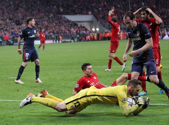 Fussball, Champions League, 2015 2016, Herren, Halbfinale, Rückspiel, 03.05.2016, FC Bayern München - Atletico Madrid 2-1, v.l. Aktion, Zweikampf, Spielszene, action, letzte Aktion im spiel, Saul Niguez, Atletico Madrid, Jan Oblak, Atletico Madrid, Diego Godin, Atletico Madrid, Robert Lewandowski, FC Bayern München, re. Javi Martinez, FC Bayern München,