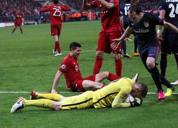 Fussball, Champions League, 2015 2016, Herren, Halbfinale, Rückspiel, 03.05.2016, FC Bayern München - Atletico Madrid 2-1, v.l. Aktion, Zweikampf, Spielszene, action, letzte Aktion im spiel, Saul Niguez, Atletico Madrid, Jan Oblak, Atletico Madrid, Diego Godin, Atletico Madrid, Robert Lewandowski, FC Bayern München, Freud und Leid, Jubel und Enttäuschung,